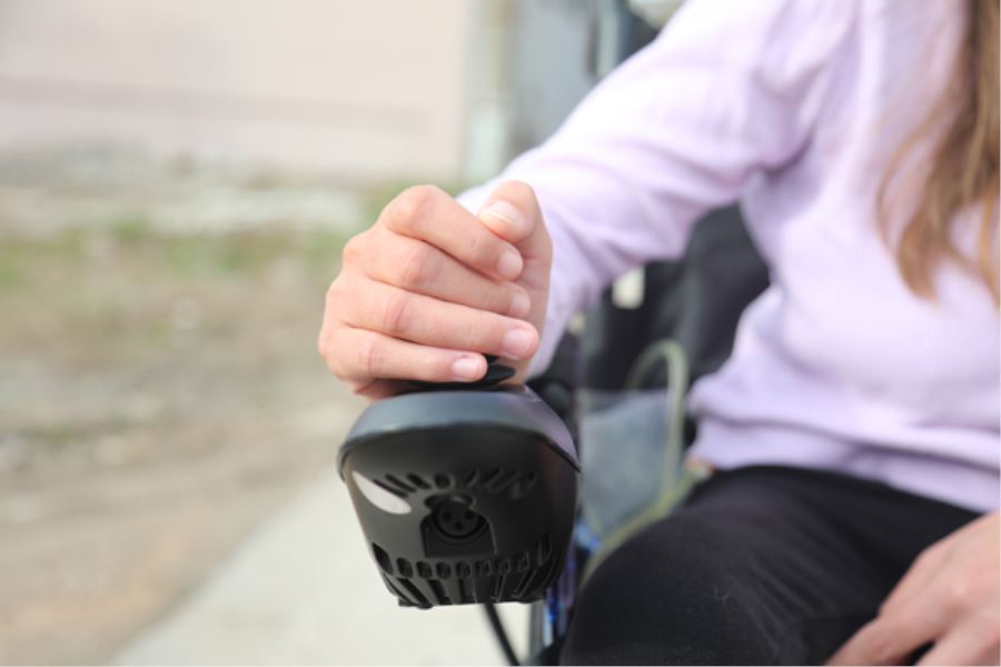 Engelliler Gününde akülü sandalye yardımı