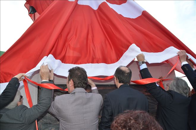 Atatürk anıtına görkemli açılış