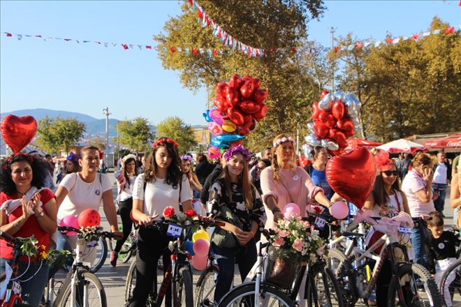 Bandırma´da Süslü Kadınlar Bisiklet Turu