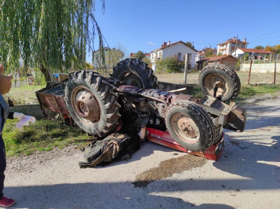 Traktör devrildi bir kişi hayatını kaybetti