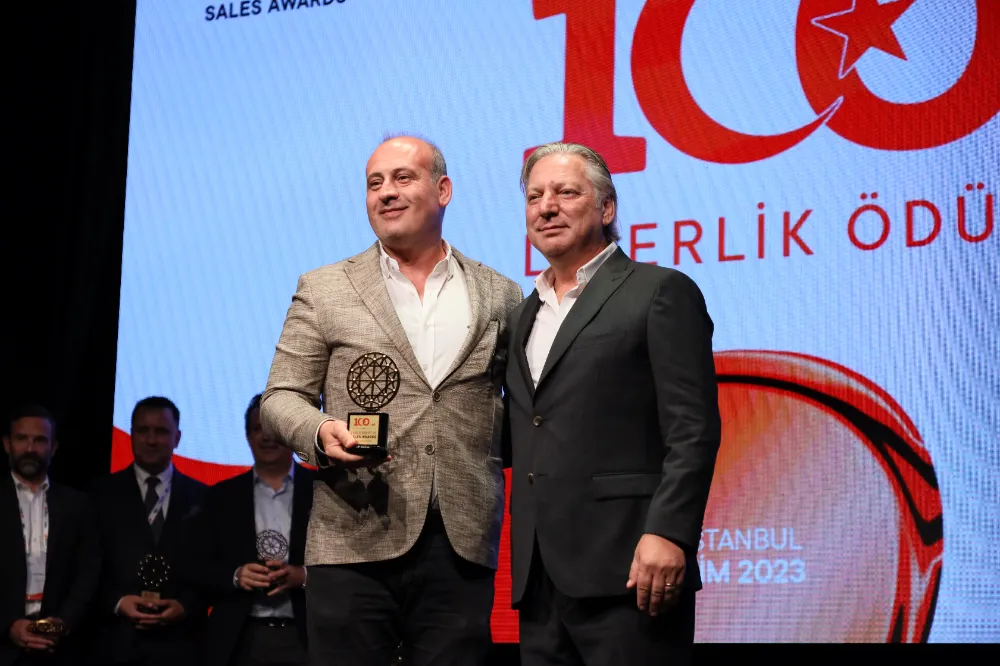 Teksüt Satış ve Pazarlama Direktörü Murat Keleş’e 100. Yıl Liderlik Ödülü