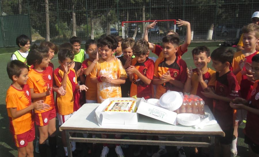 Futbol okulunda yaş günü kutlaması
