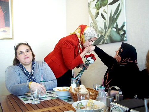 MHP li kadınlar`dan Şehit Annelerine 8 Mart ziyareti