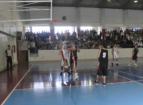 Basketbol`de Bandırma Anadolu lisesi zorda olsa kazandı