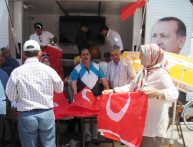 AKP Bayrak dağıttı
