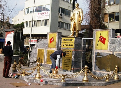 Edremit`te Atatürk anıtı yeniden düzenlendi