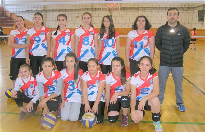 Voleybol´de yıldız kızlar yarışıyor.