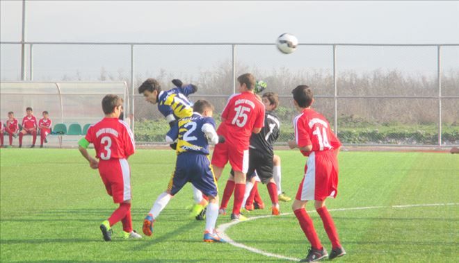 Ortaokullar arası futbol resitali başladı.