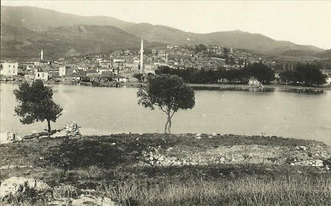 Ada, geçmişini arıyor.