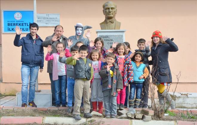 Tiyatro köye ulaştı.