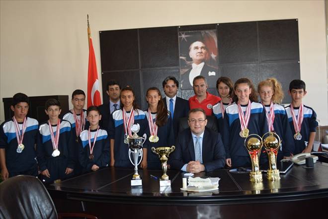 MUSTAFA DEMİRELLİ, ŞAMPİYON TAKIMI MAKAMINDA KABUL ETTİ