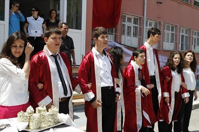 Onlarda diplomalı oldular.