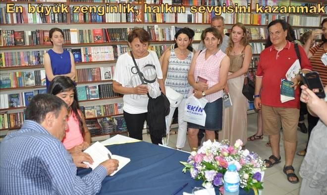 Kitaplarını imzaladı.