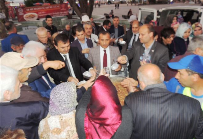 Kaymakam Aşure dağıttı.