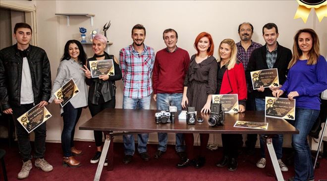 Fotoğraf tutkunları sertifikalarını aldı.