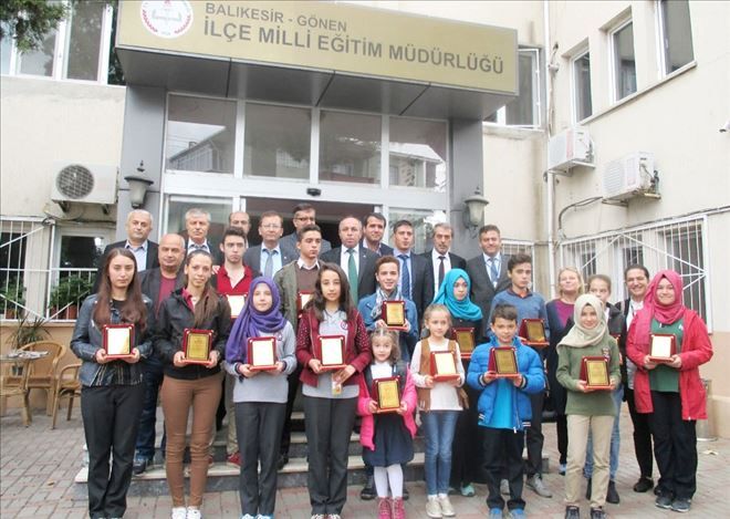ÖDÜLLERİNİ ALDILAR