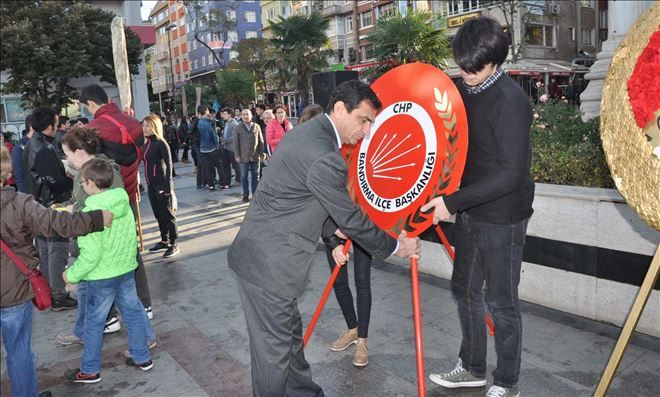 CHP, Atanın huzuruna çelenk ile geldi.