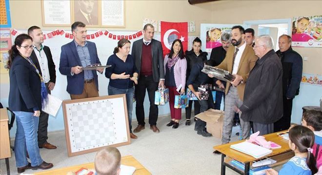 Satranç takımlarını aldılar. 