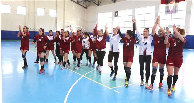 Bandırmaspor bayan hentbolcuları Erdek´te kazandı