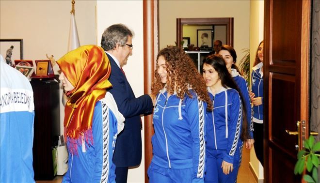 YARIŞMA YOLCUSU EKİP, BAŞKAN MİRZA´YI ZİYARET ETTİ
