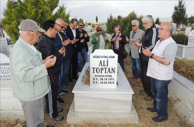 Futbol antrenörü Ali Toptan anıldı.