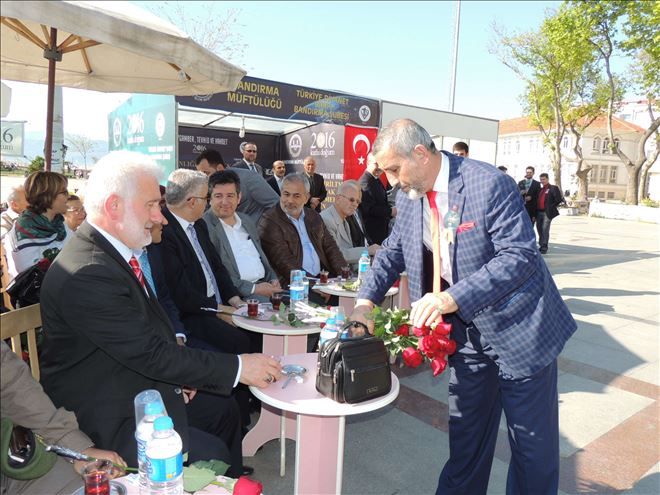  Güller dağıtıldı, Lokumlar ikram edildi.