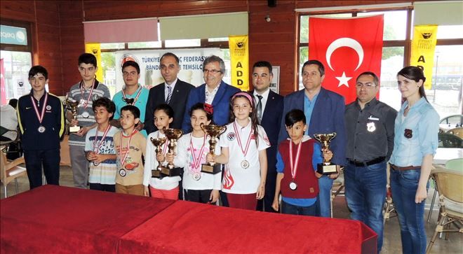 Satranç Şampiyonları Kupalarını aldı.