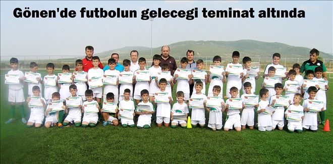 Geleceğin futbolcuları sertifikalarını aldı.