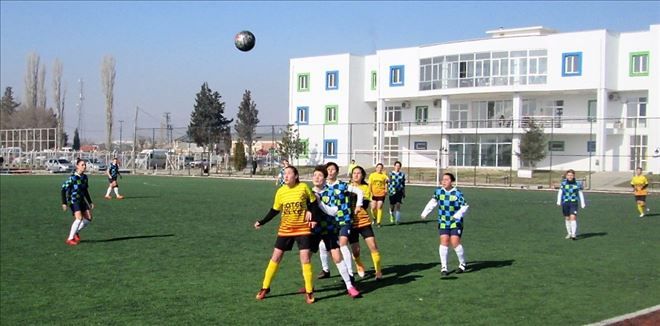 Bayanlar futbol maçı