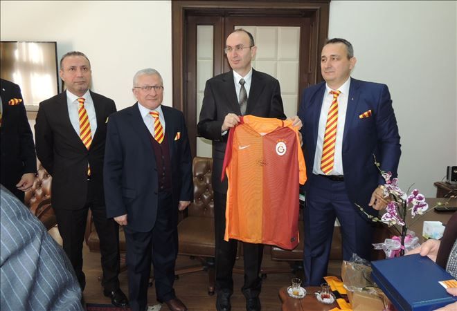 Galatasaraylılardan Kaymakam Yazar´a ziyaret