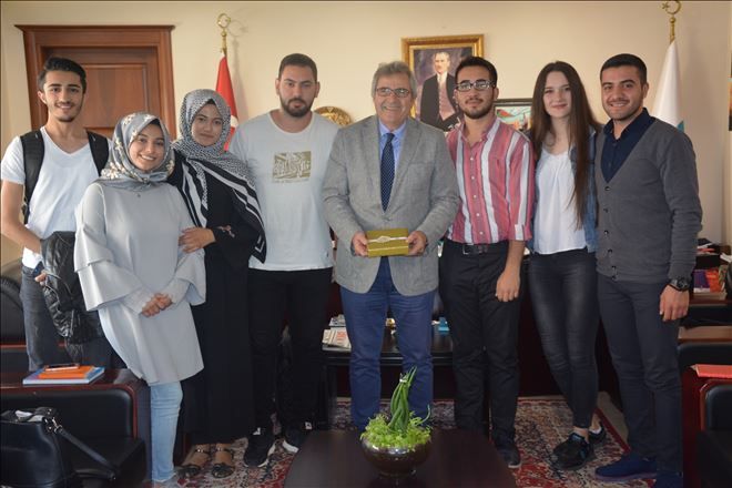 ÜNİVERSİTELİ ÖĞRENCİLERDEN BAŞKAN MİRZA´YA ZİYARET