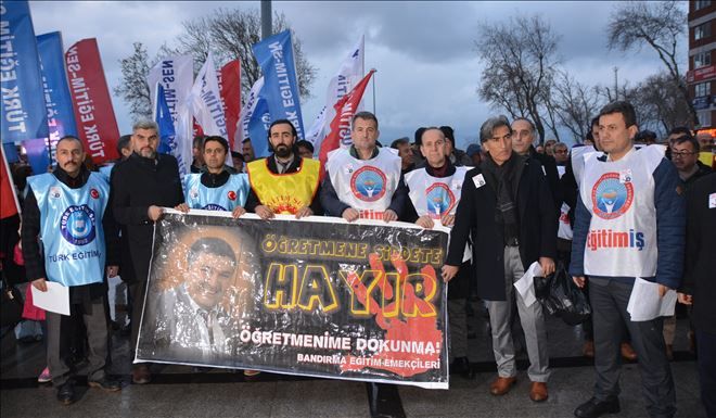 Farklı görüşlerden, ortak protesto