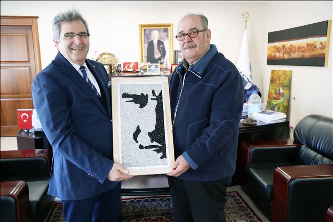 Atatürk portresini hediye etti.