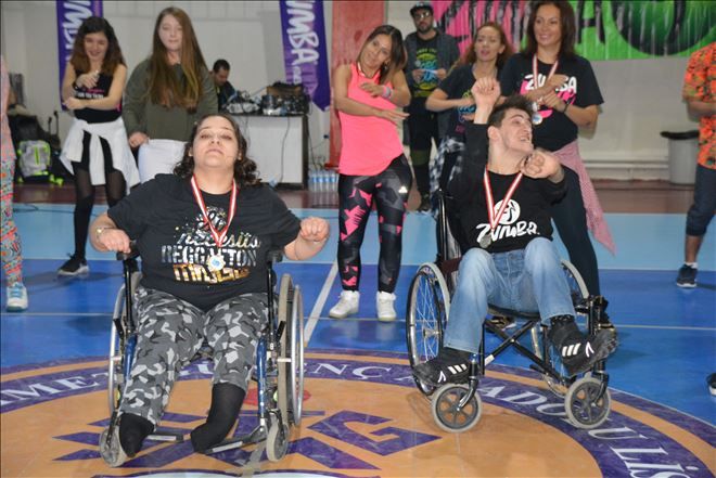 Bedensel Engelli Genç Kız Zumba Eğitmeni Oldu