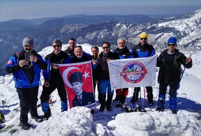 Dağların efendilerinden zirvede şehitlere saygı