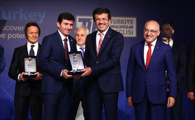 Özgür Saç, 1.lik ödülünü Bakan Zeybekçi´den aldı.