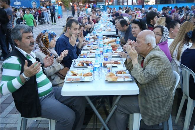 Bandırma iftarı bu sofrada yapıyor.