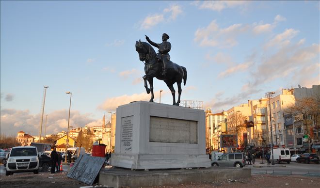 Menderes Meydanı Büstüne kavuştu