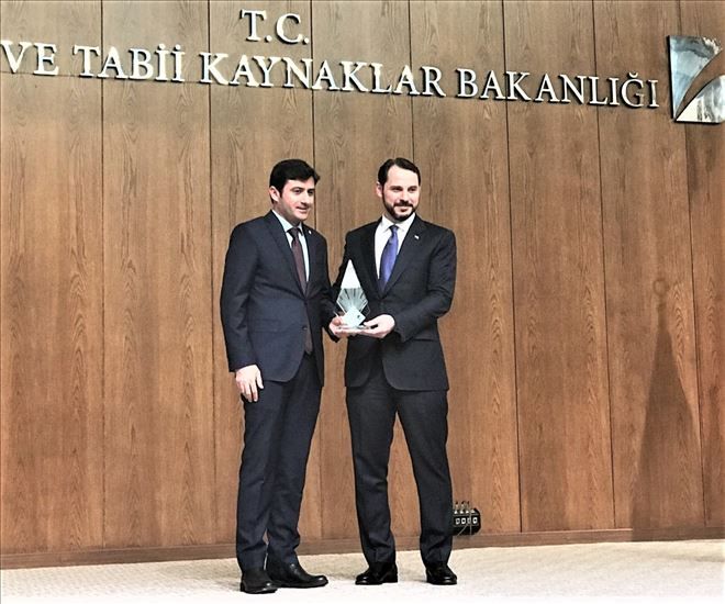 Özgür Saç, ödülü Bakan´ın elinden aldı.