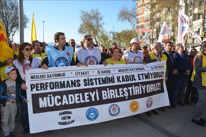 Öğretmenlerden performans protestosu