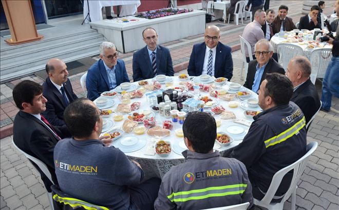İşçi ile aynı sofrada iftar açtılar
