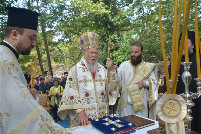 Kirazlı Manastırın enkazı arasında ayin