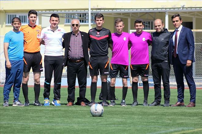 3 gözlemci görevli