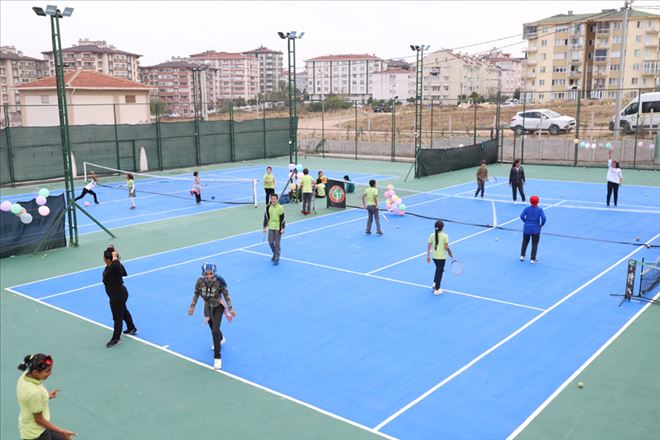 Tenis´e yeni tesis