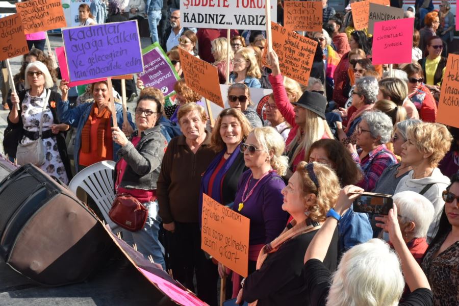 EDREMİT’TE “KADINA ŞİDDET YETER”