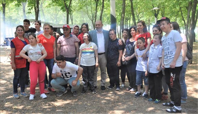 KIZILAY DAN ÇOK ÖZEL ÖĞRENCİLERE PİKNİK