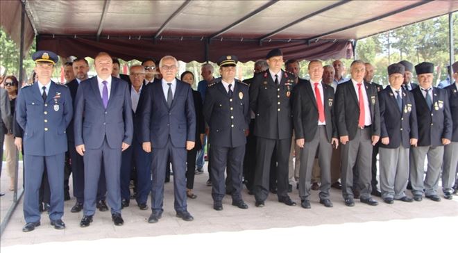Şehitlikte anma töreni