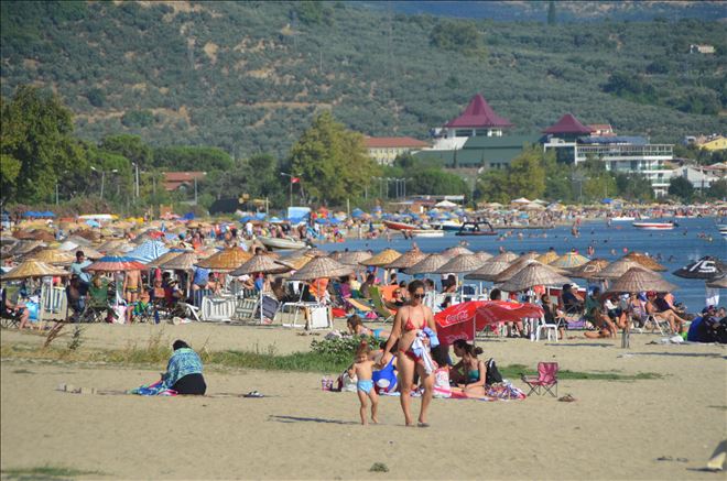 Ocaklar plajında şezlong açılımı