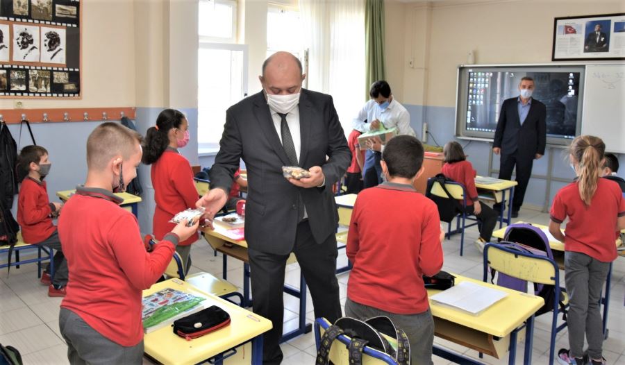 Öğrencilere SÜT dağıttı