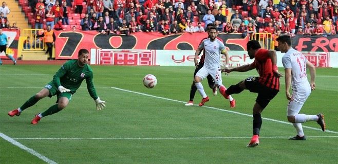 Balıkesirspor ve Eskişehirspor’a para cezası verdi.